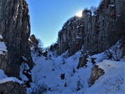 31 Sulle nevi del labirinto, sguardo indietro al valloncello innevato tra ghiaoni e torrioni della Cornagera